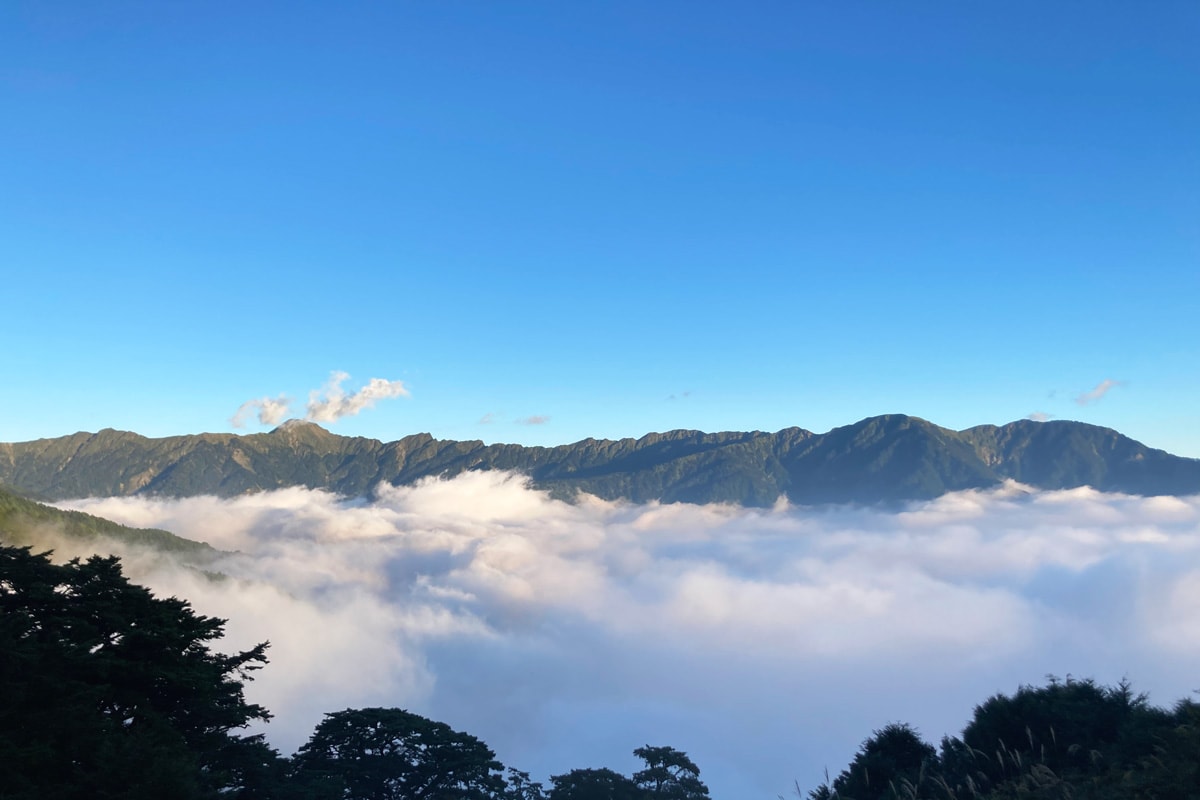 In a sea of clouds, clouds are waves, mountains are breaks